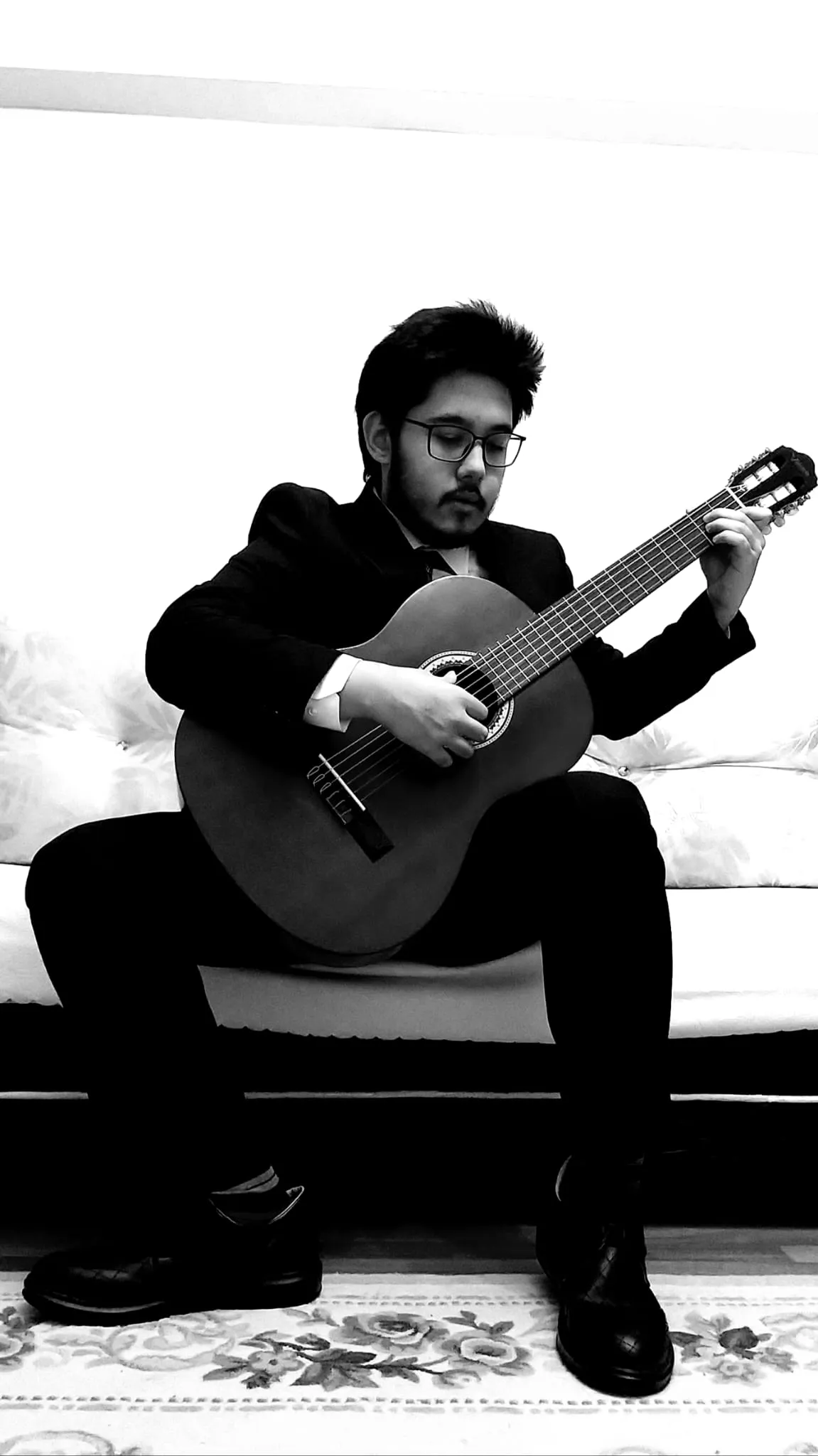 Adrian Ekrem gra na gitarze